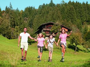 Familie beim Wandern von M. Auer Familie beim Wandern